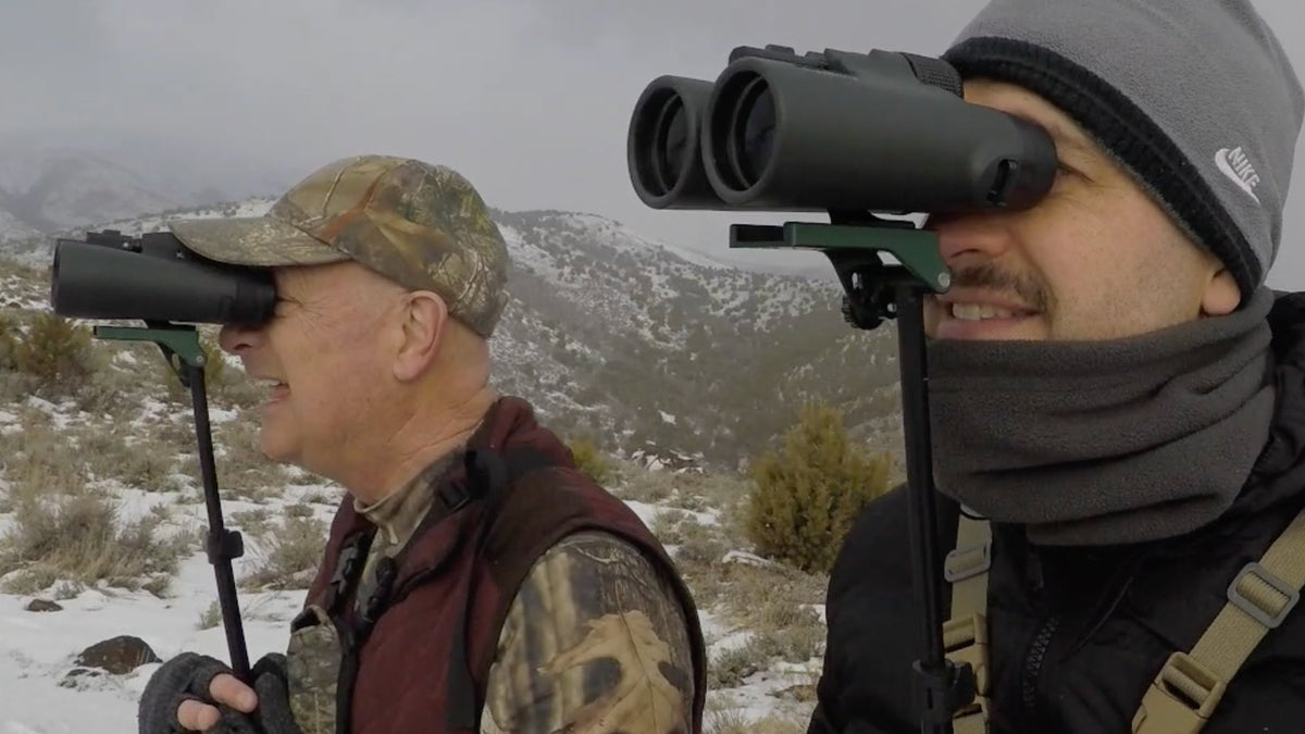 Two hunters glassing hands-free with Stabil-Eyes in snowy mountains
